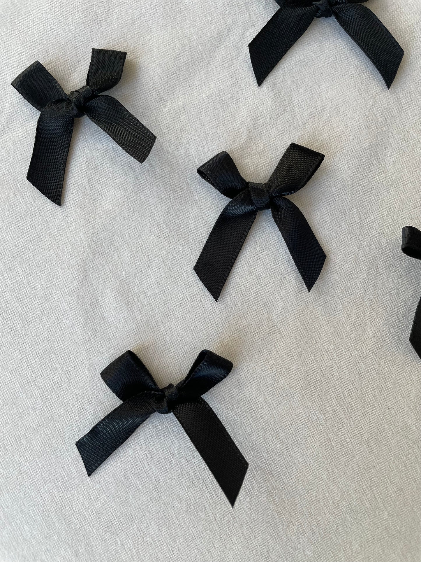 Petite bow black