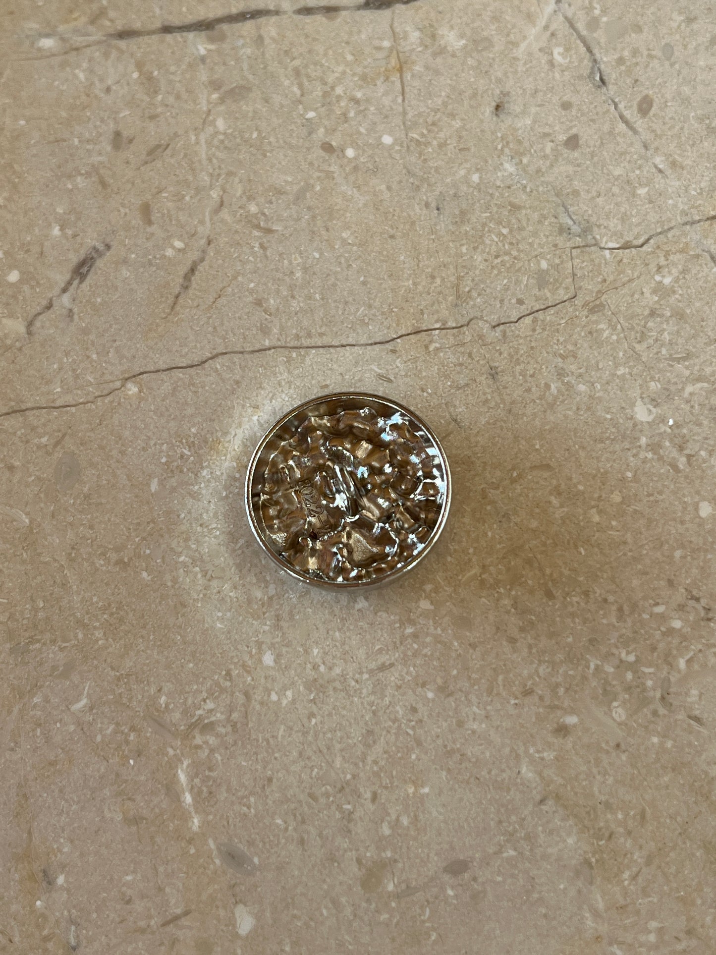 Line button silver