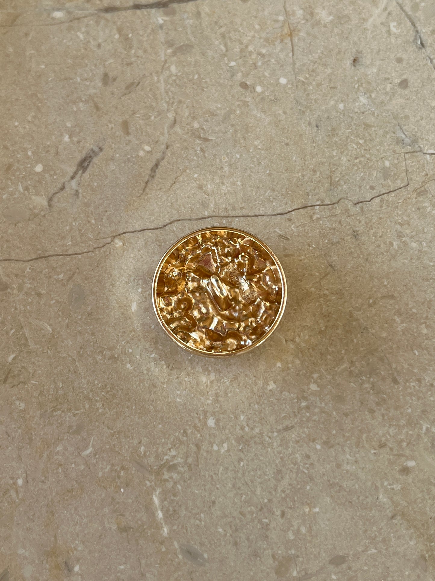 Line button gold