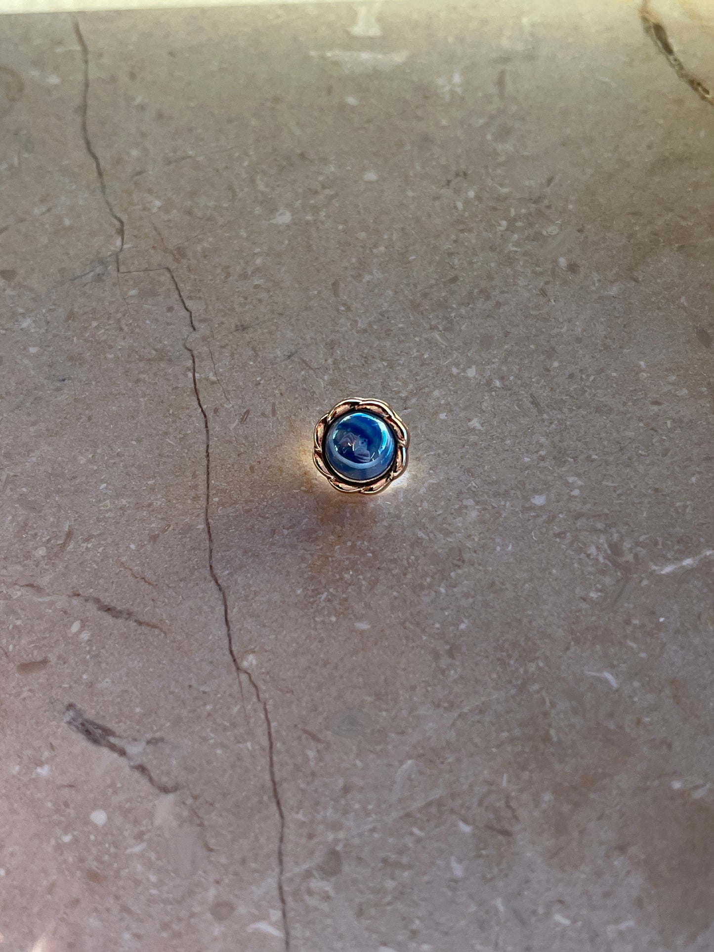 Juni button blue