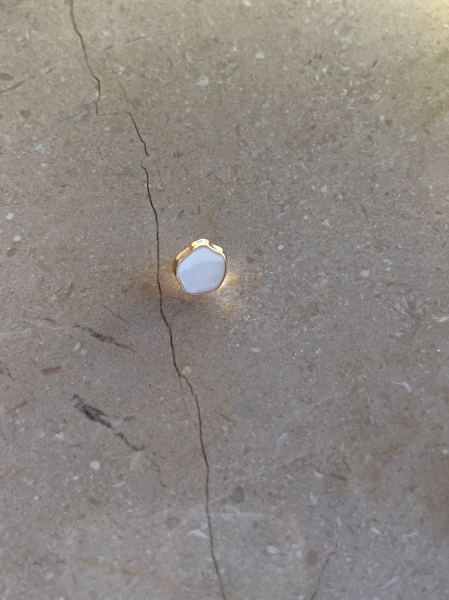 Lykke button white