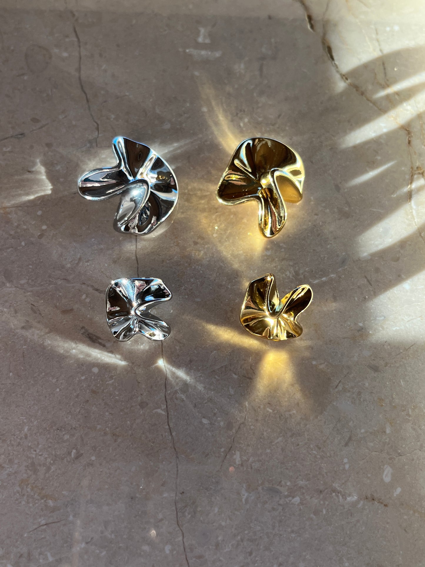 Meadow button gold small