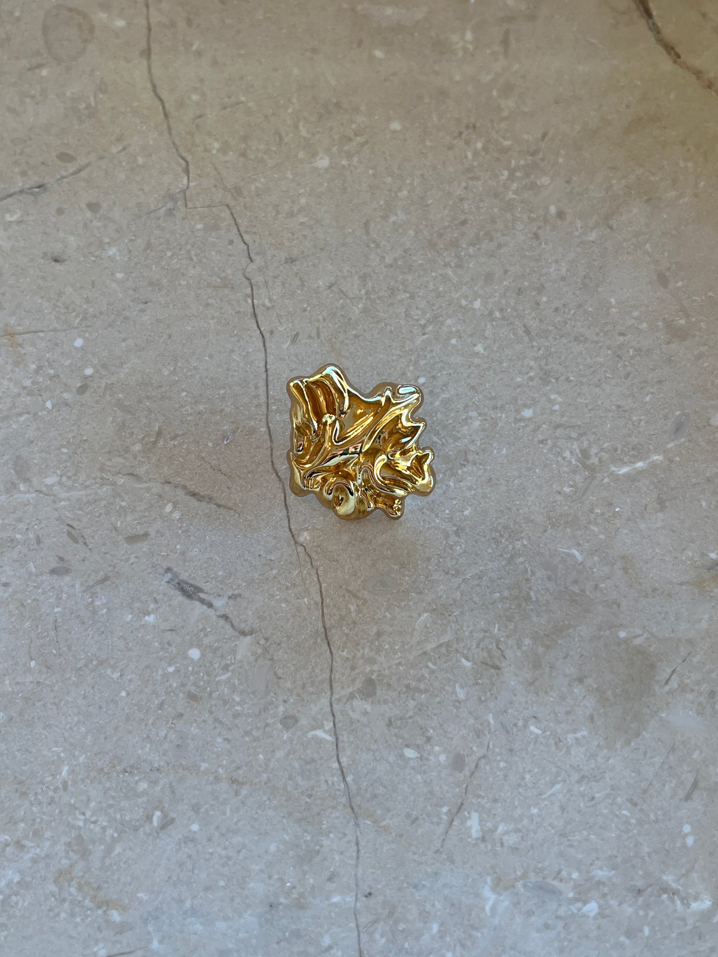 Isla button gold