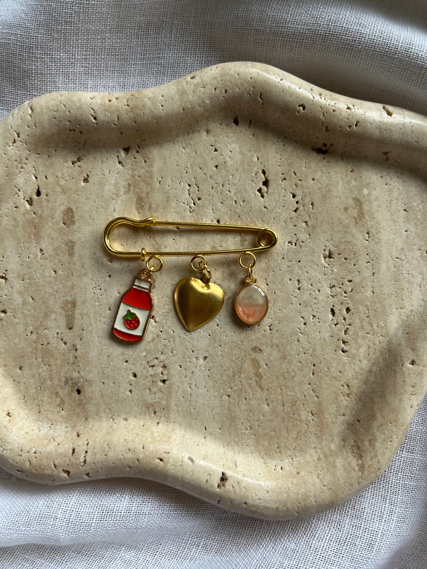 Vintage Charm Brooch gold small