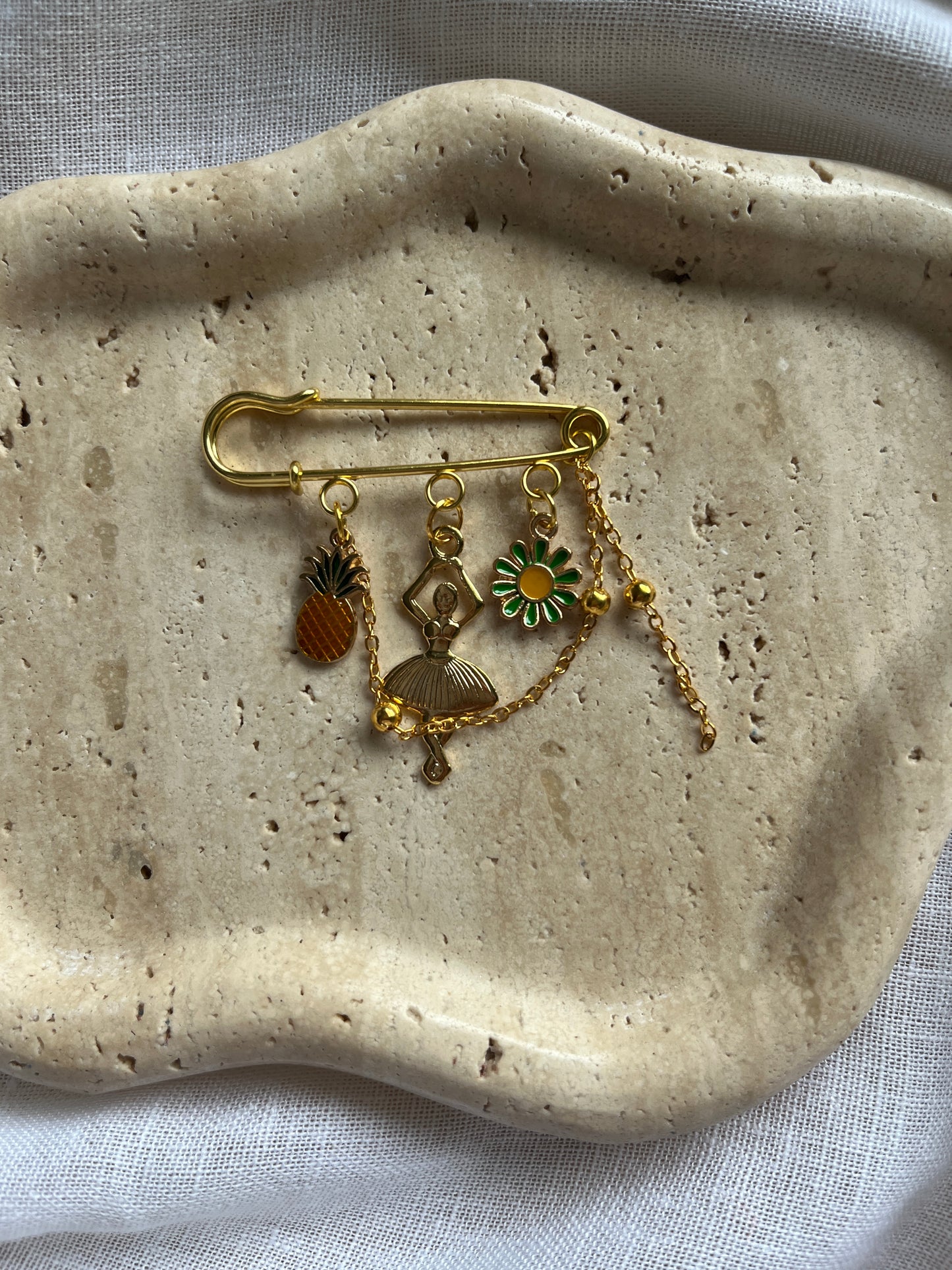Vintage Charm Brooch gold small