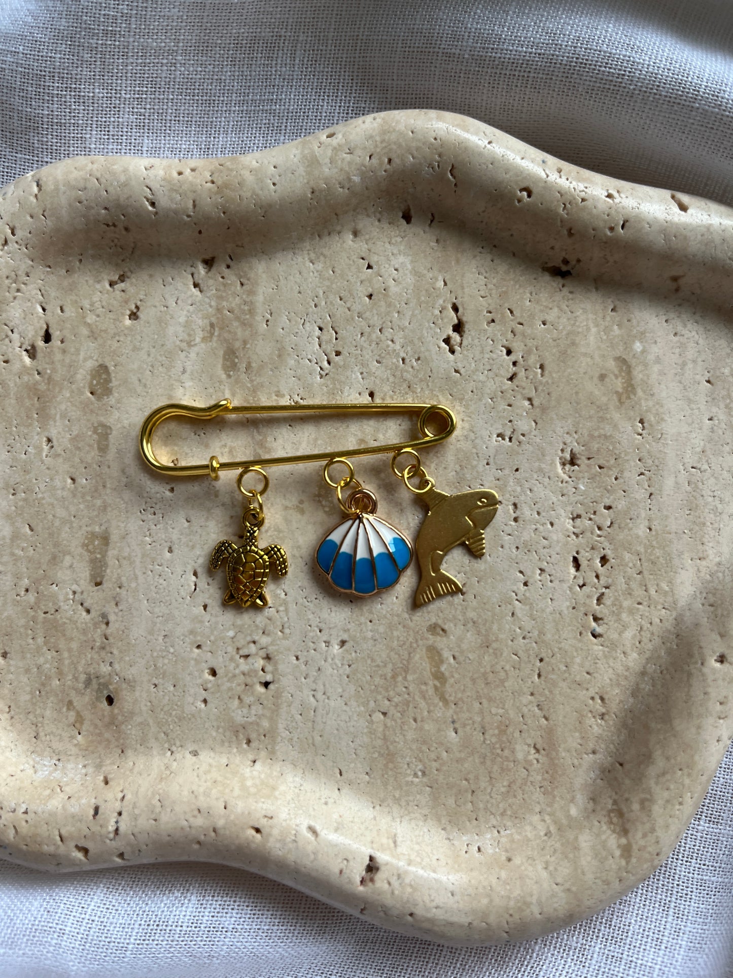 Vintage Charm Brooch gold small