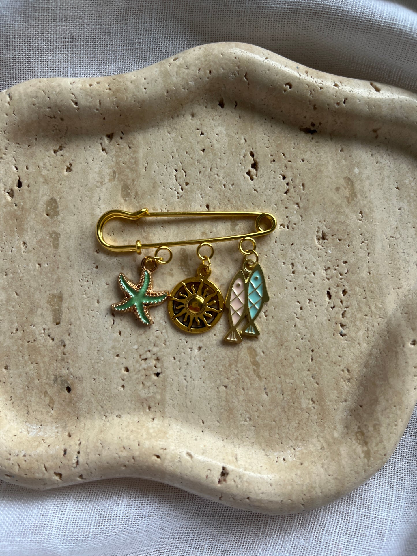 Vintage Charm Brooch gold small