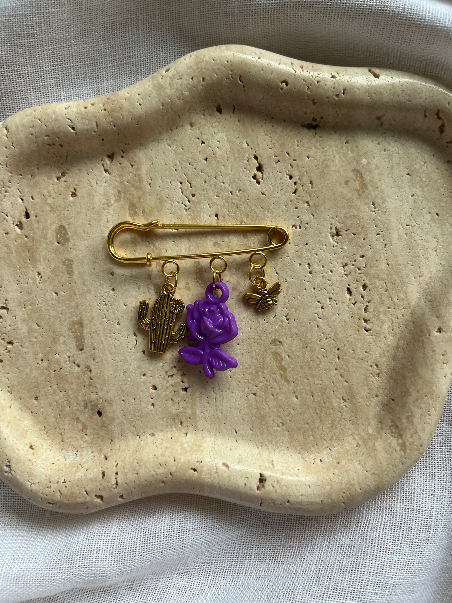 Vintage Charm Brooch gold small