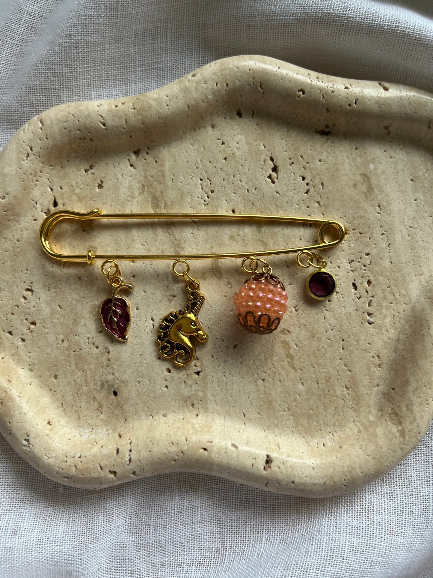 Vintage Charm Brooch gold large
