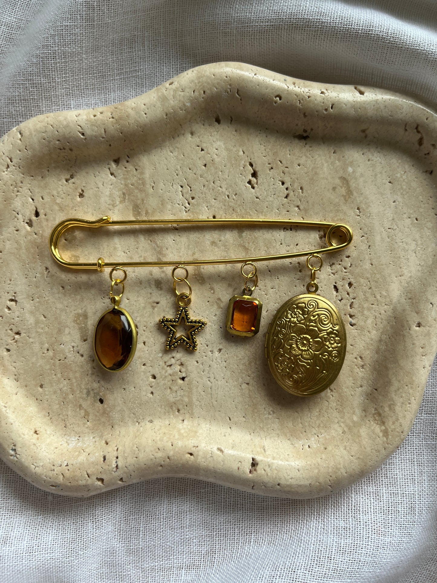 Vintage Charm Brooch gold large