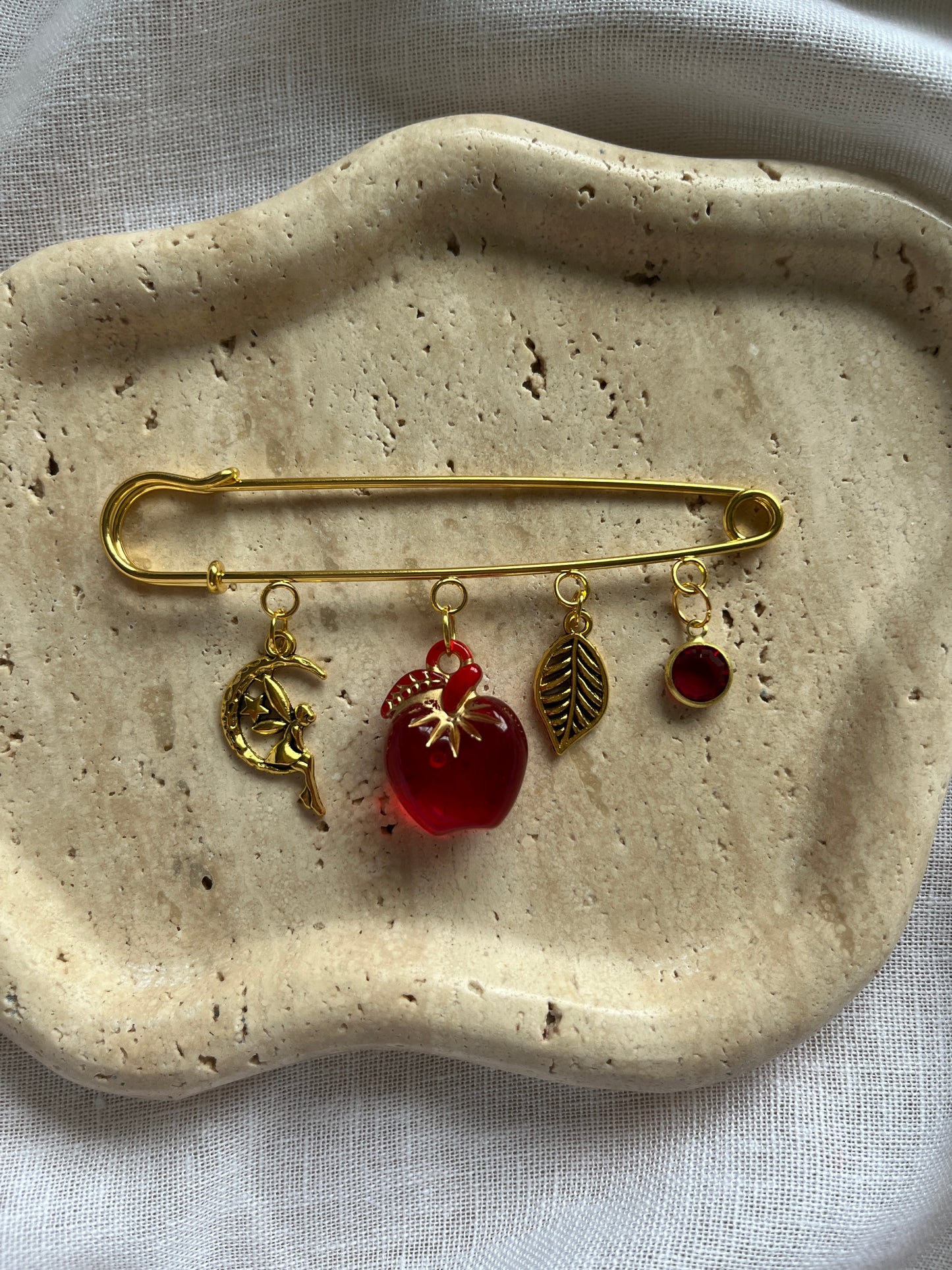 Vintage Charm Brooch gold large