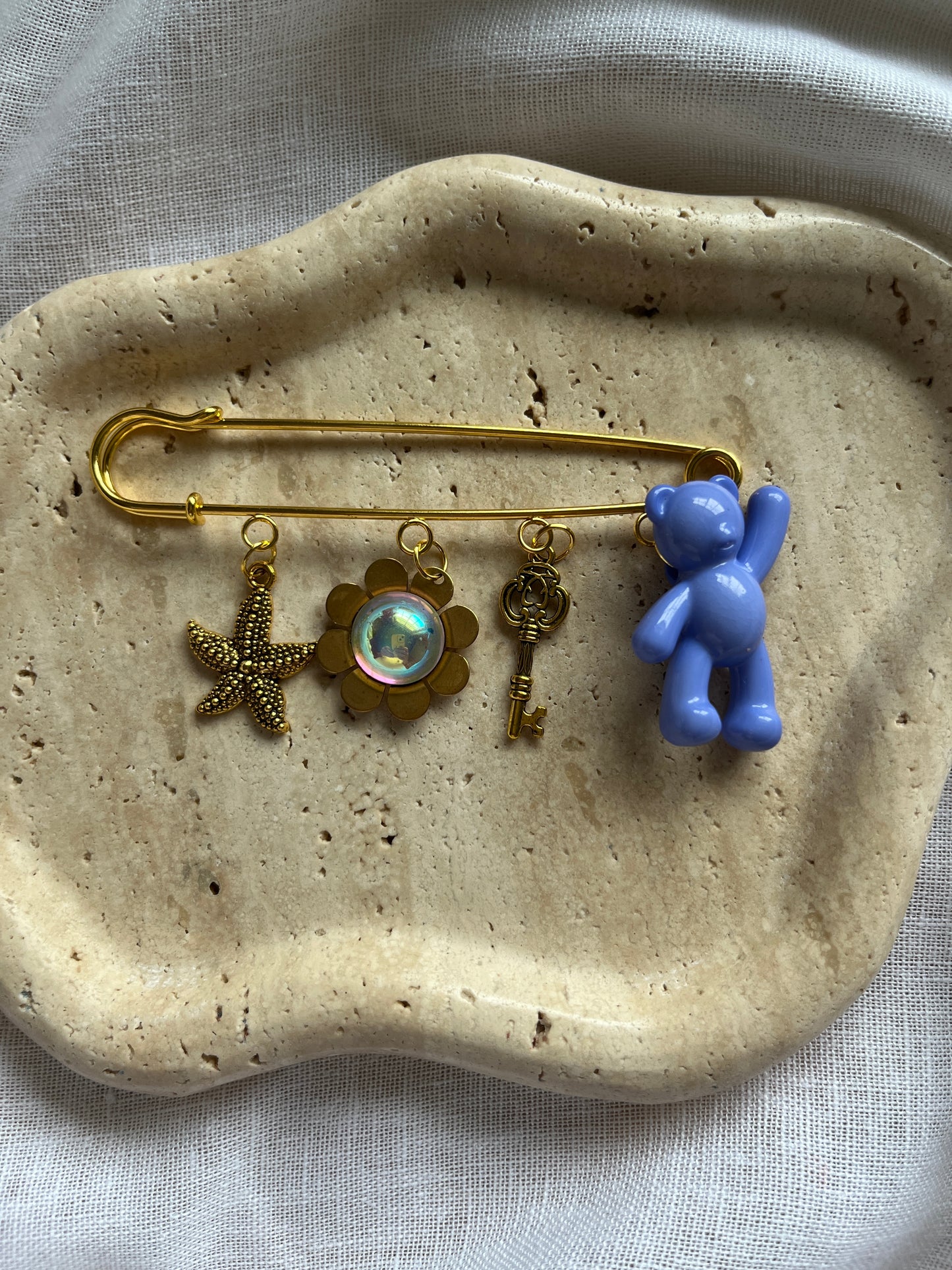 Vintage Charm Brooch gold large
