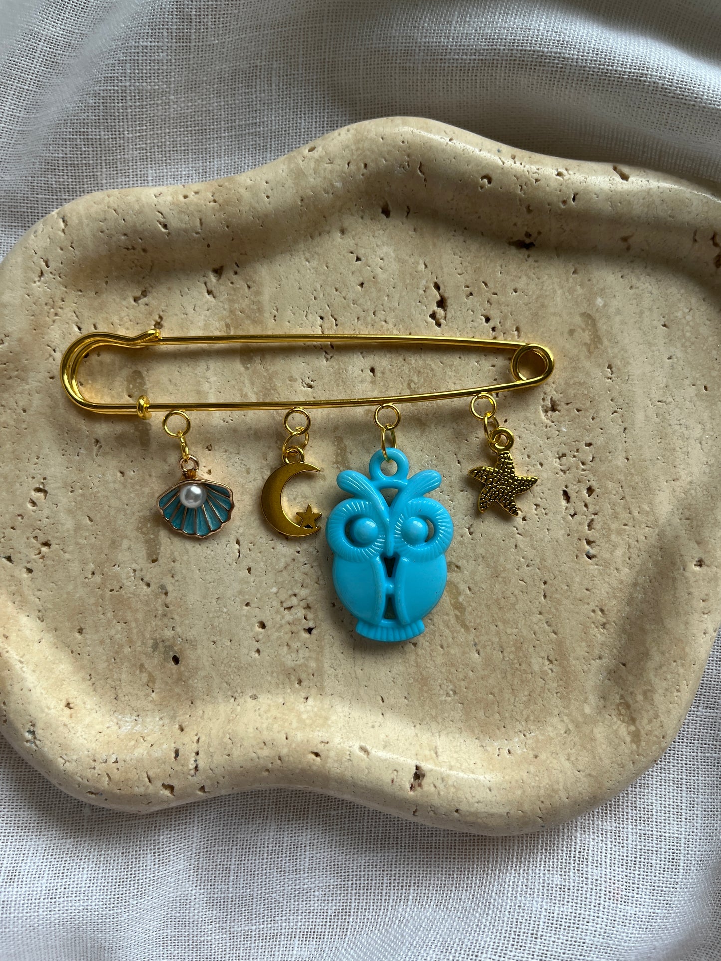 Vintage Charm Brooch gold large