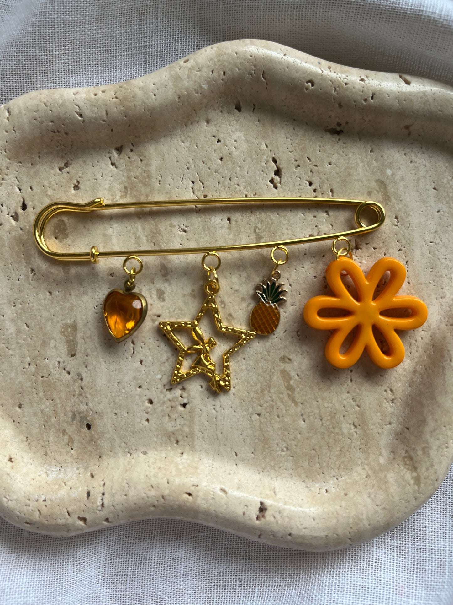 Vintage Charm Brooch gold large