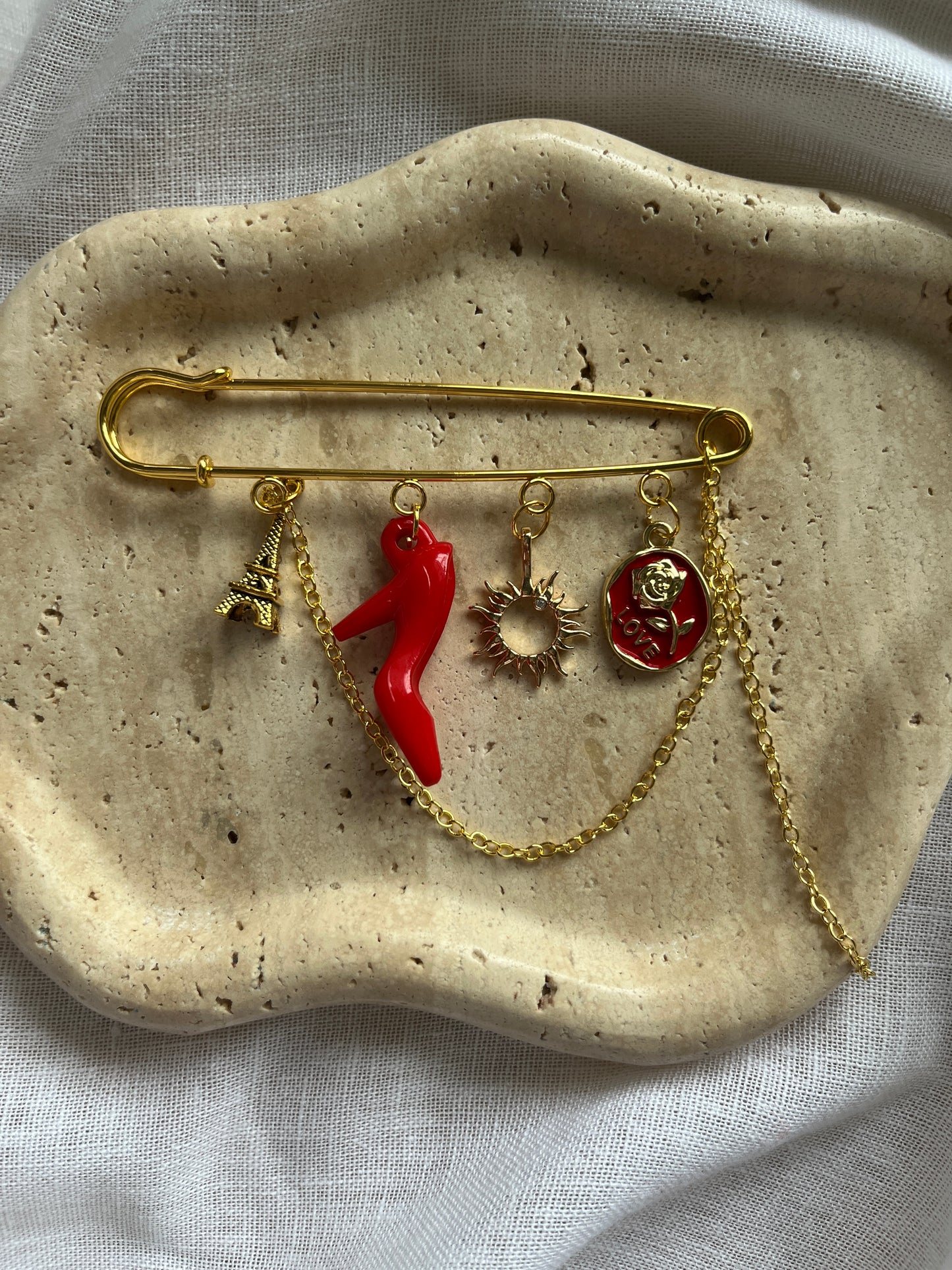 Vintage Charm Brooch gold large