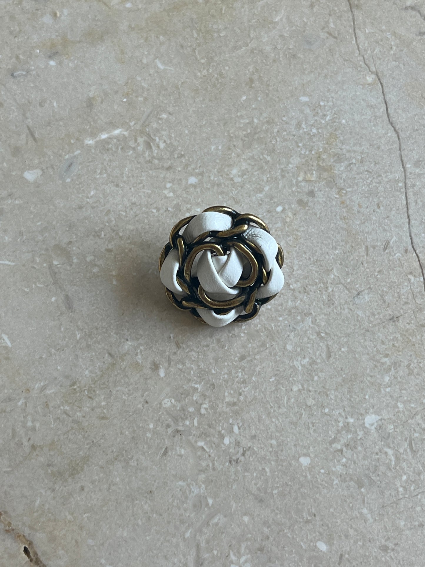 Frost button white