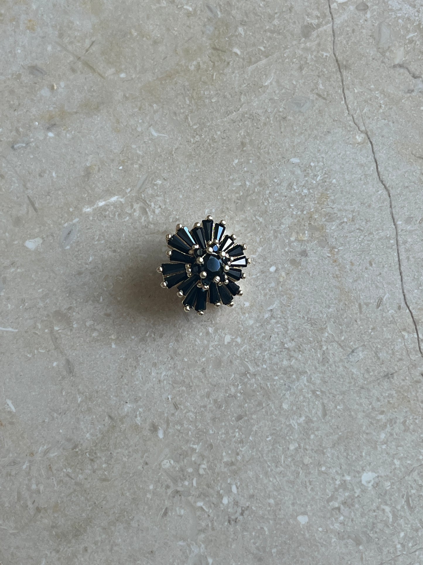 Frozen button black
