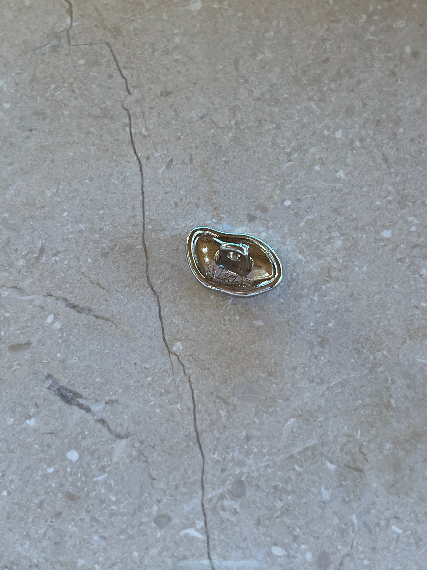 Bay button silver