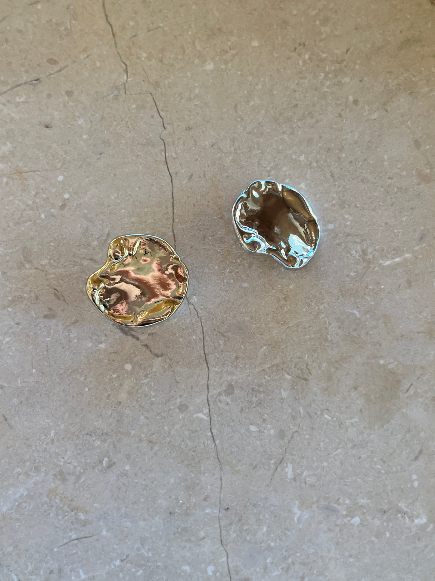 Thea button gold