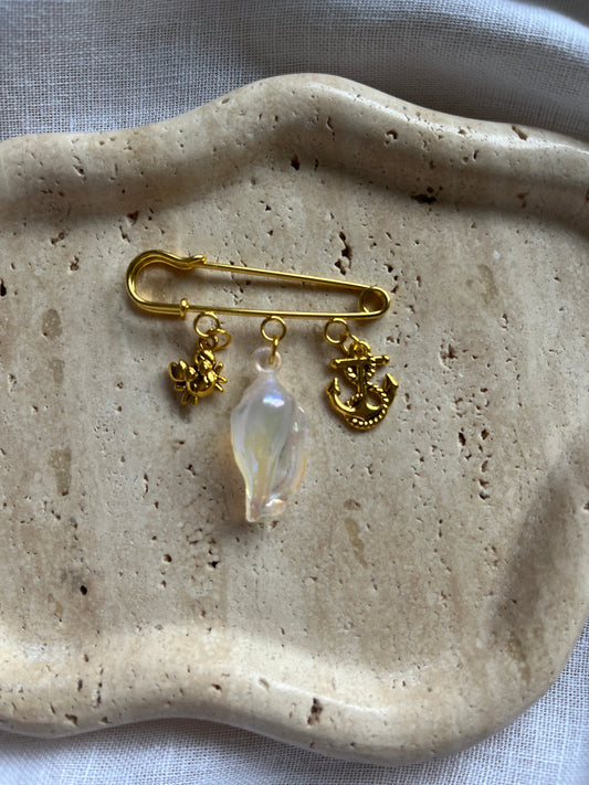 Vintage Charm Brooch gold small