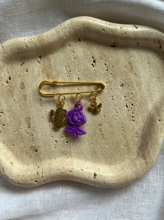 Vintage Charm Brooch gold small