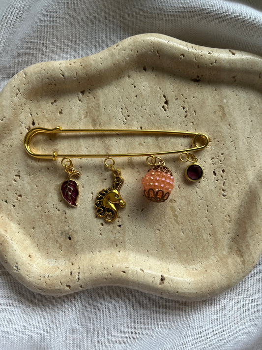 Vintage Charm Brooch gold large