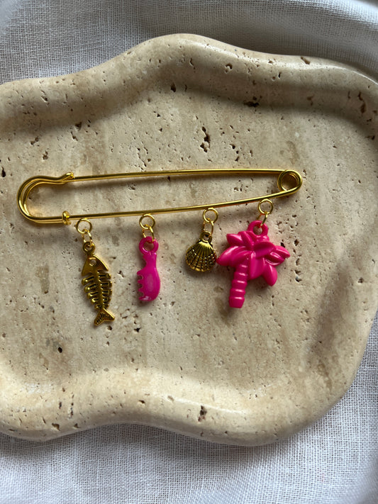 Vintage Charm Brooch gold large