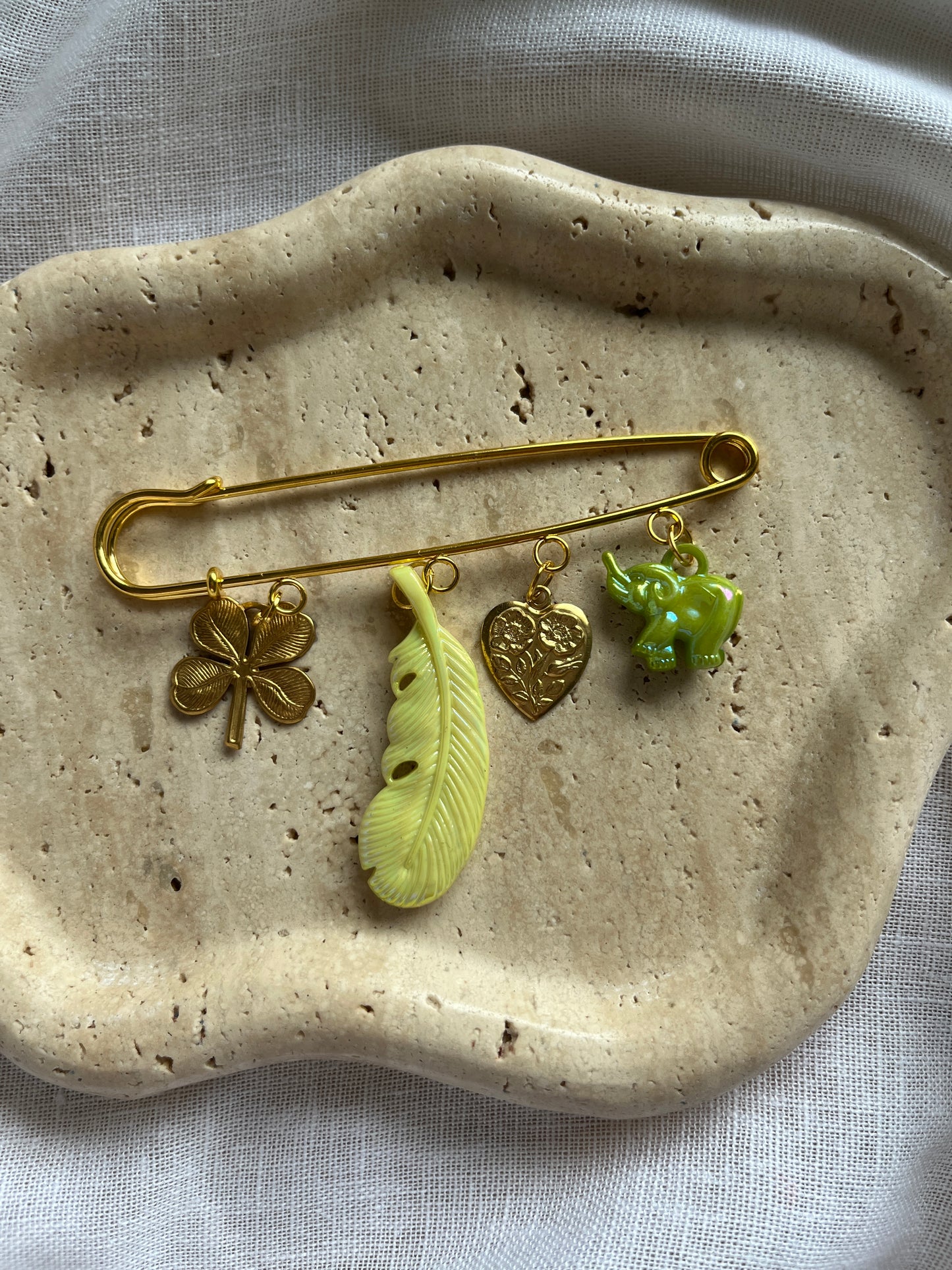 Vintage Charm Brooch gold large