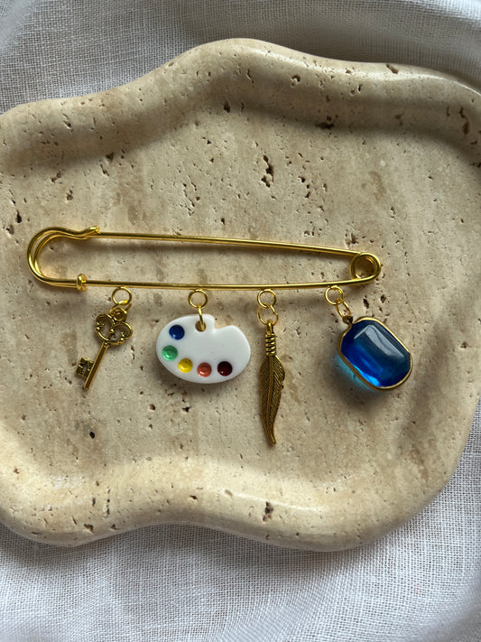 Vintage Charm Brooch gold large