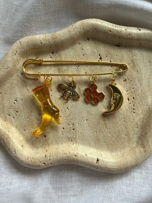 Vintage Charm Brooch gold large