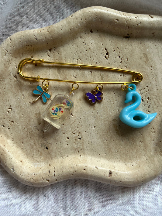 Vintage Charm Brooch gold large