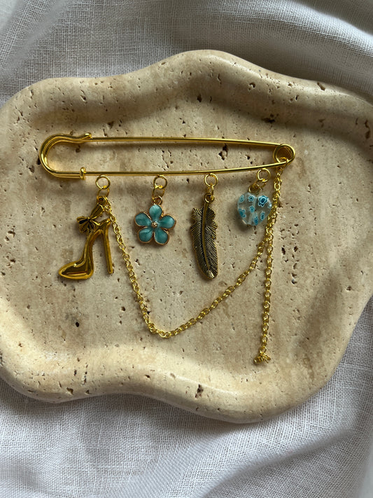 Vintage Charm Brooch gold large