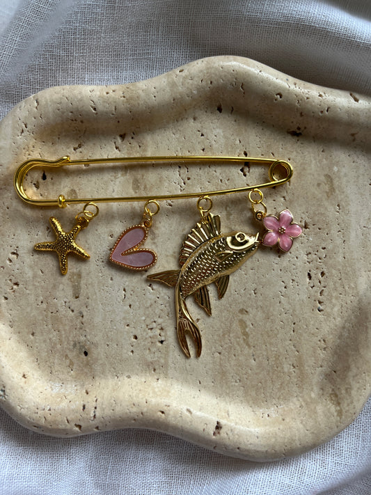 Vintage Charm Brooch gold large