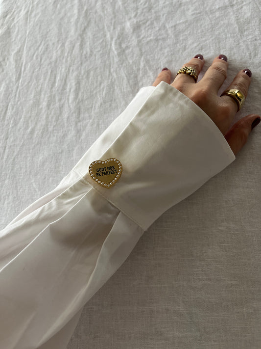 "Godt nok er perfekt" button cover