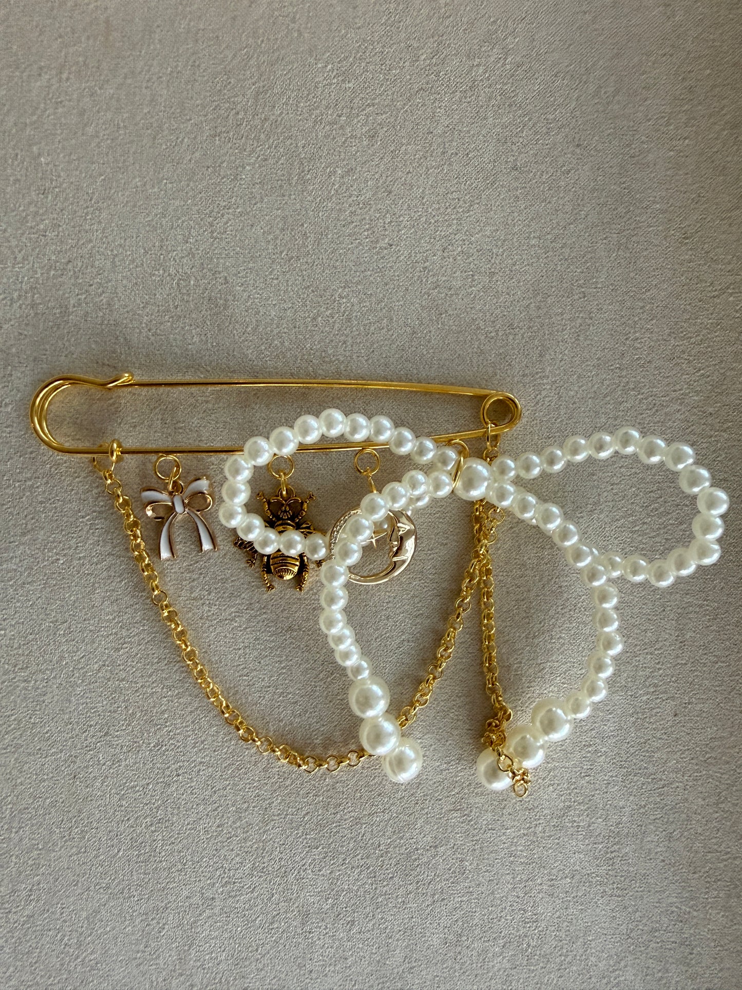 Vintage Charms Brooch gold large