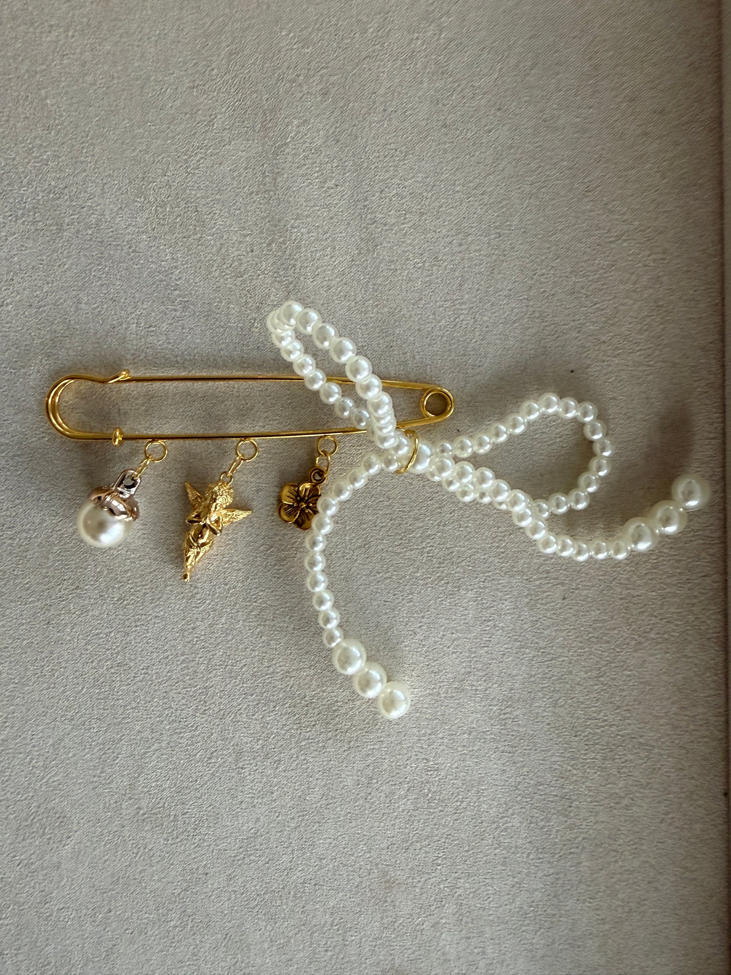 Vintage Charms Brooch gold large