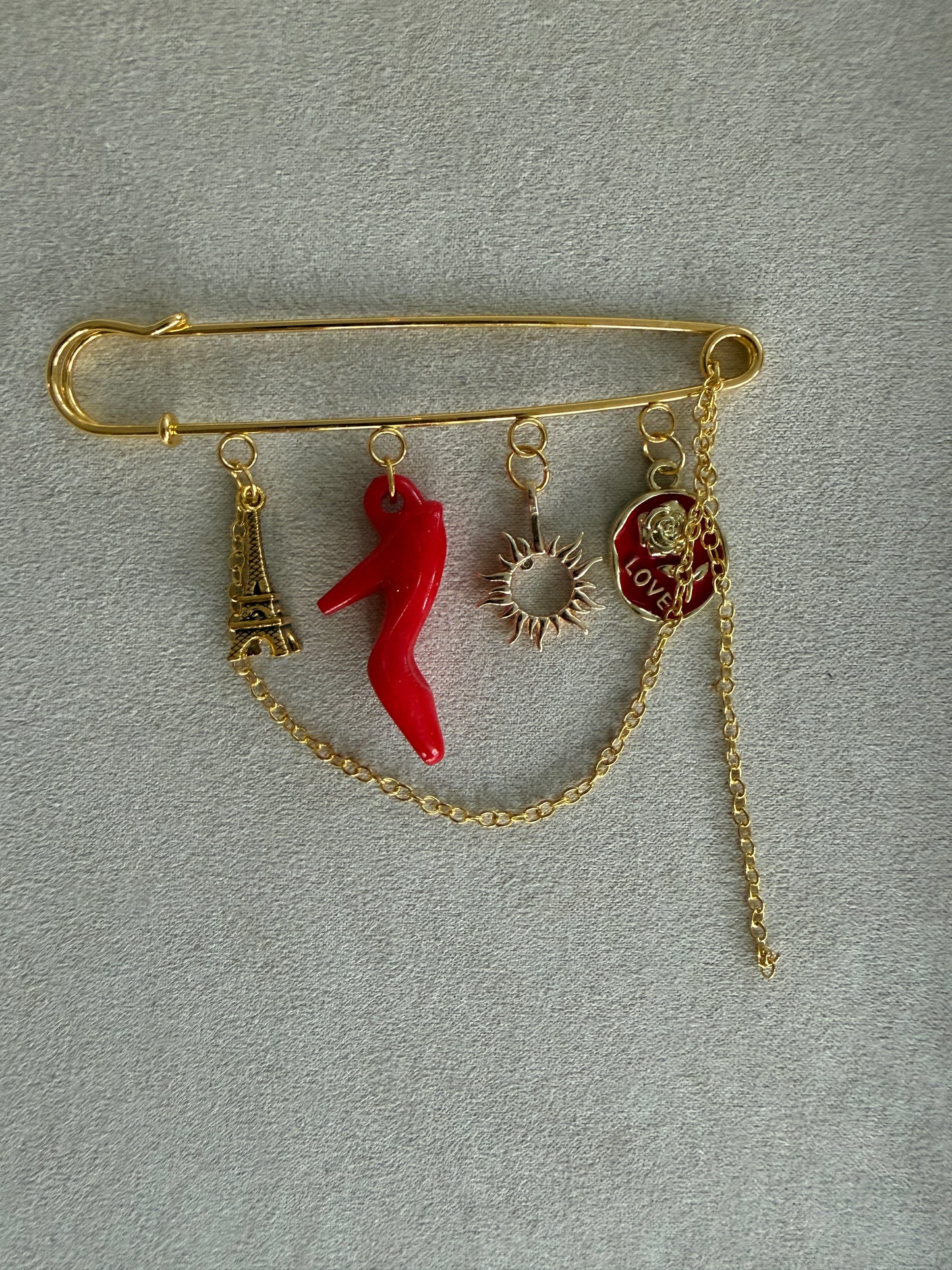 Vintage Charms Brooch gold large